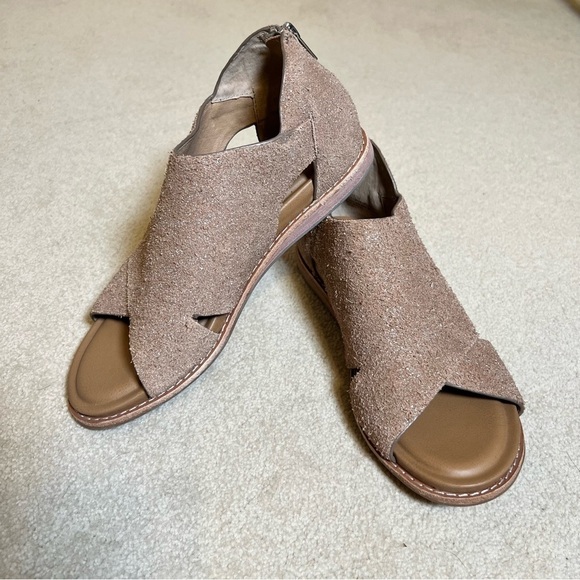 Sofft Shoes - Sofft Evonne Sandals Metallic Taupe Suede Full Coverage Back Zip Flat Size 7 NWT
